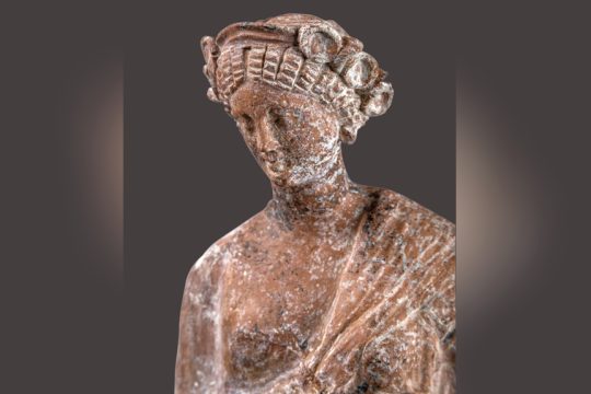 Ειδώλιο ιστάμενης γυναικείας μορφής με χιτώνα και αραχνοΰφαντο ιμάτιο, τέλος του 4ου - αρχές του 3ου αι. π.Χ.